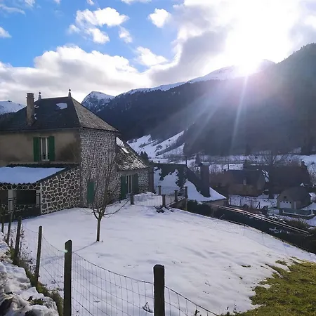 Hébergement de vacances De Caractère Au Pied Du Puy Mary *
