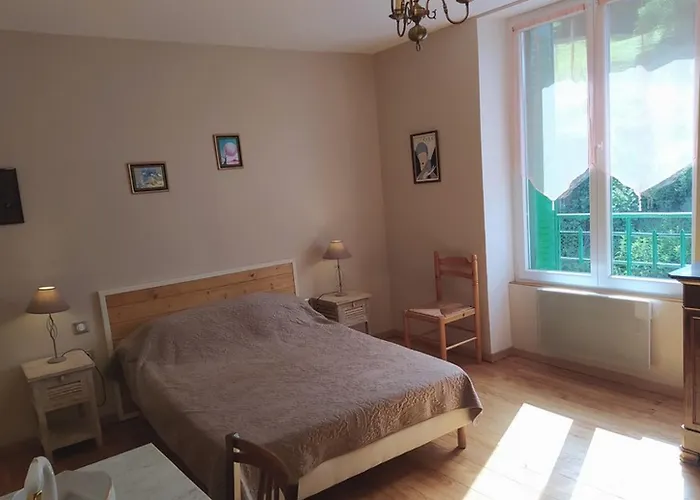 De Caractere Au Pied Du Puy Mary Holiday home *