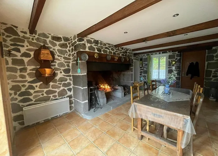 De Caractere Au Pied Du Puy Mary Holiday home *